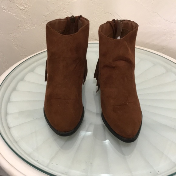 SODA Women’s Fringe Ankle Booties. Size 6 - Picture 5 of 11